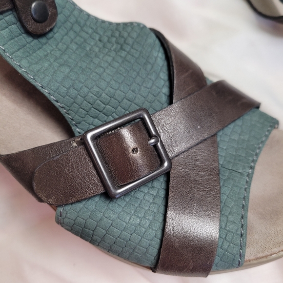Dansko Dominque heels cross buckle strap sandals - Picture 15 of 16